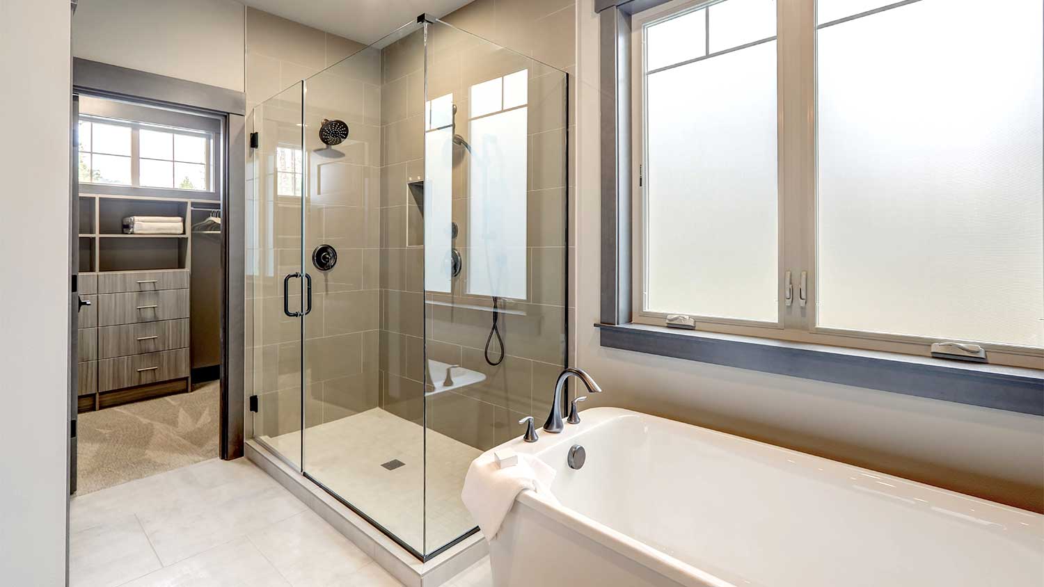 Thermostatic shower installation